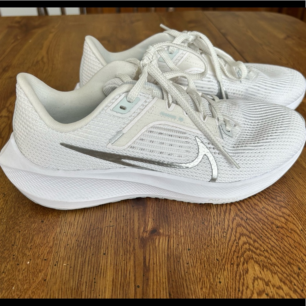 LIKE NEW Nike Pegasus 40 White Metallic Silver